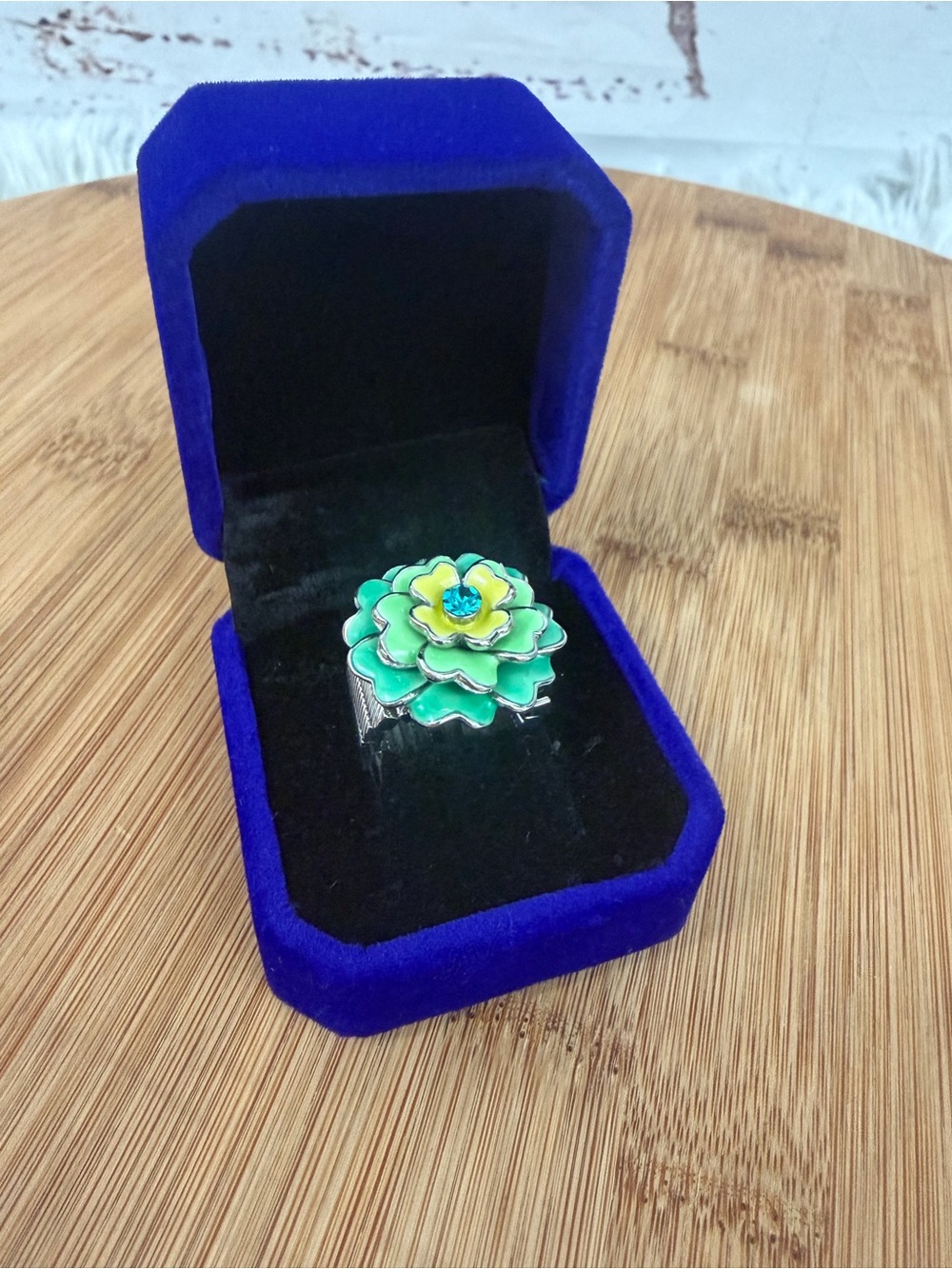 Vintage Style Green Enamel Tiered Flower Ring Size 6 Flexible Mesh Band